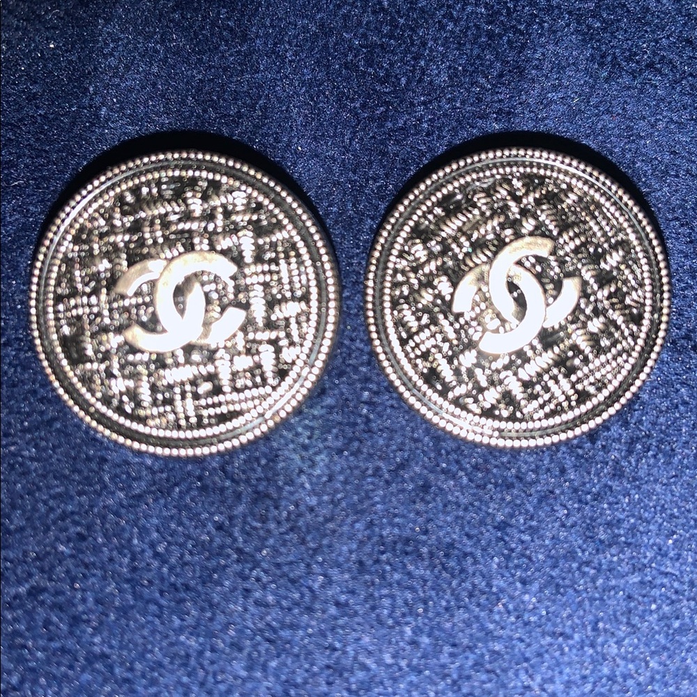 Chanel silver basket weave interlaced Paris Buttons of 2